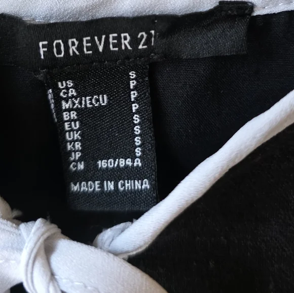 Forever 21 Black and White Trim Crop Top - Picture 4 of 4